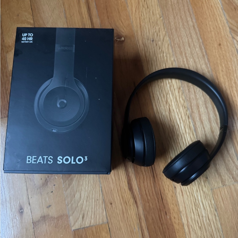 Beats by Dre Black On-Ear Headphones Sleek Design
